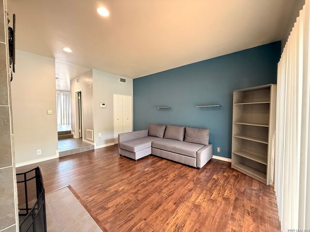 8642 Fredericksburg Rd Apt 701, San Antonio, TX 78240