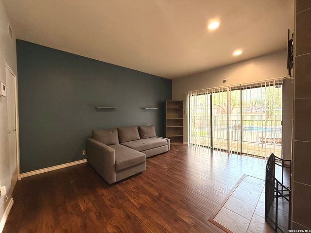 8642 Fredericksburg Rd Apt 701, San Antonio, TX 78240