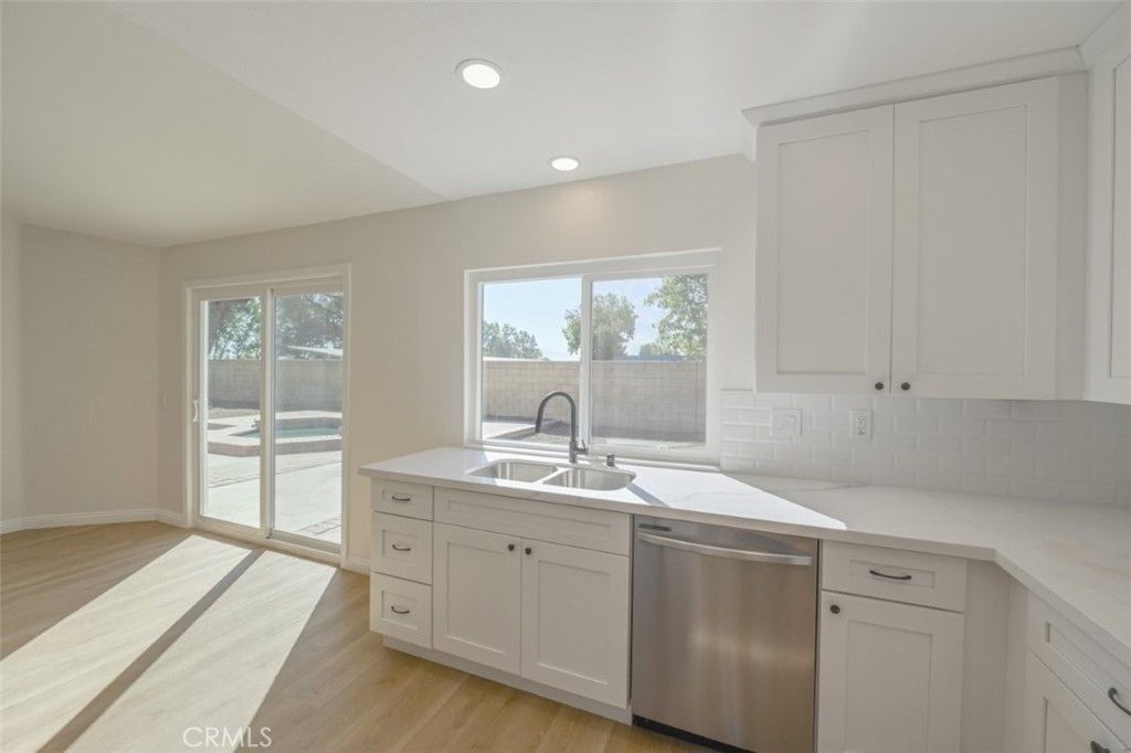 Image 10 of property listing at 211 W Columbine Avenue, Rialto, CA 92377