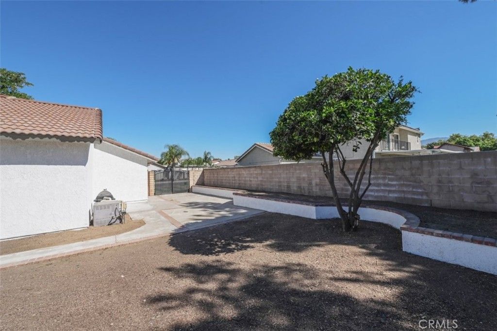 Image 33 of property listing at 211 W Columbine Avenue, Rialto, CA 92377