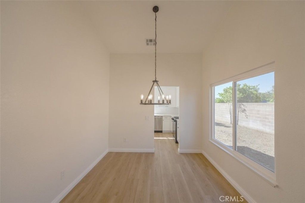 Image 6 of property listing at 211 W Columbine Avenue, Rialto, CA 92377