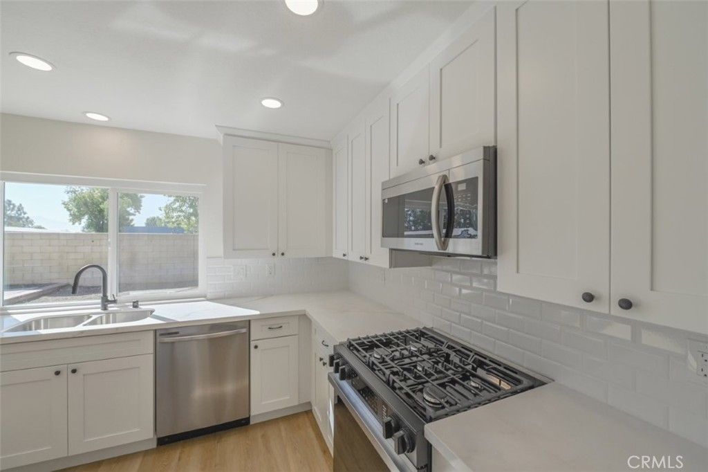 Image 8 of property listing at 211 W Columbine Avenue, Rialto, CA 92377