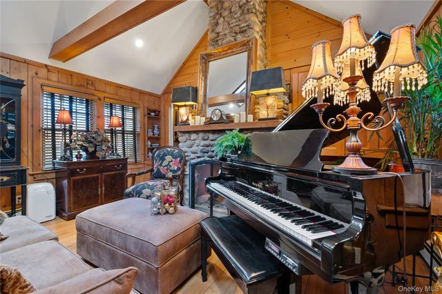 136 Beach Road, Wading River, NY 11792