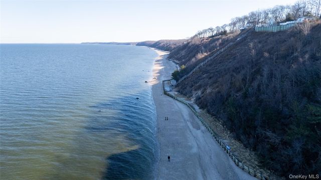 136 Beach Road, Wading River, NY 11792