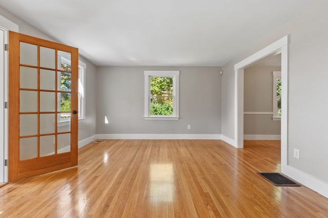 8 Winter St, Southborough, MA 01745