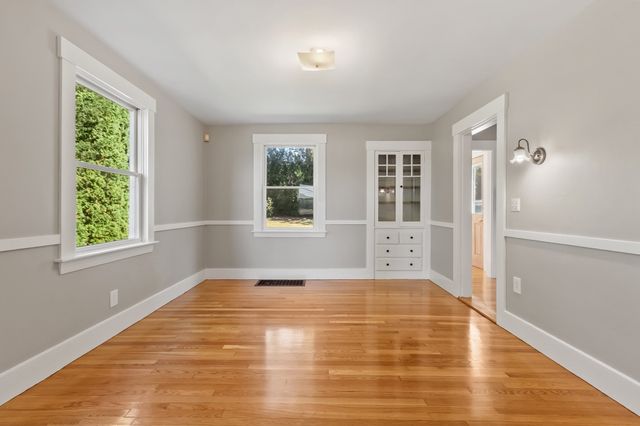 8 Winter St, Southborough, MA 01745