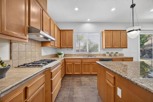 2207 Hedrick Ct, Rocklin, CA 95765