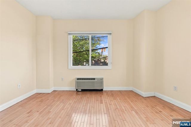 399 11th Street 206, Palisades Park, NJ 07650