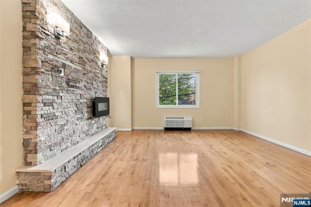 399 11th Street 206, Palisades Park, NJ 07650