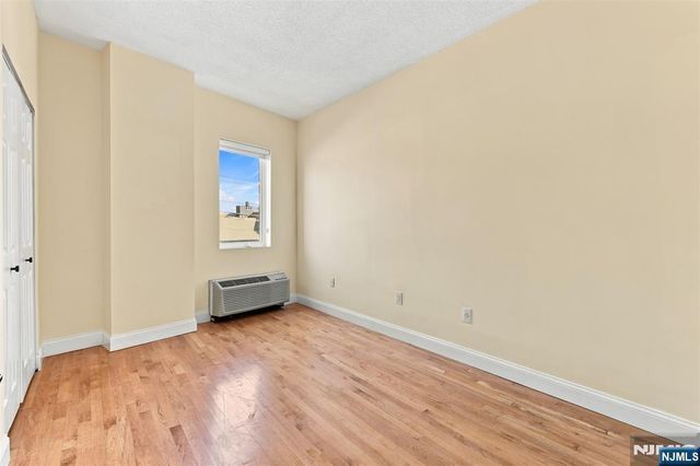 399 11th Street 206, Palisades Park, NJ 07650