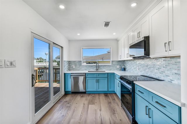 1326 Hawaii Drive, Tiki Island, TX 77554