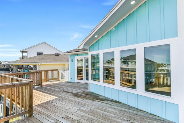 1326 Hawaii Drive, Tiki Island, TX 77554