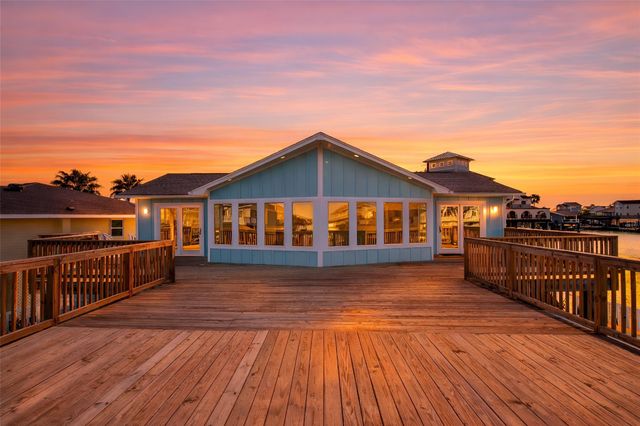 1326 Hawaii Drive, Tiki Island, TX 77554