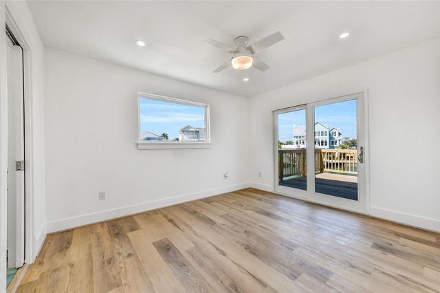 1326 Hawaii Drive, Tiki Island, TX 77554