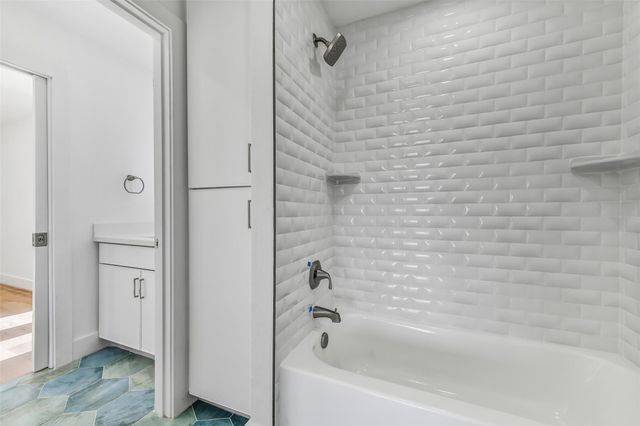 1326 Hawaii Drive, Tiki Island, TX 77554