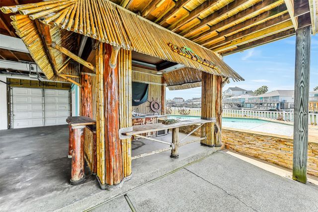 1326 Hawaii Drive, Tiki Island, TX 77554