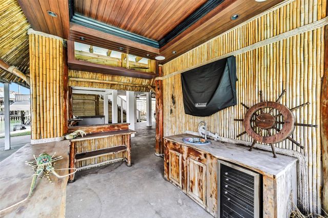 1326 Hawaii Drive, Tiki Island, TX 77554