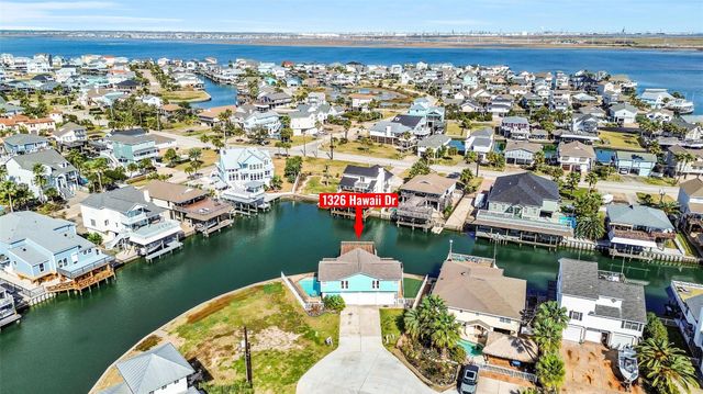 1326 Hawaii Drive, Tiki Island, TX 77554