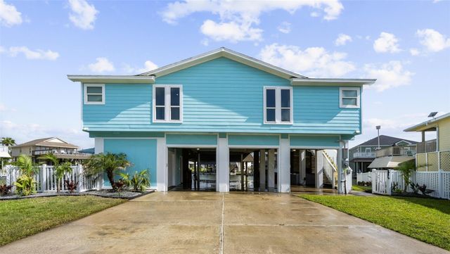 1326 Hawaii Drive, Tiki Island, TX 77554