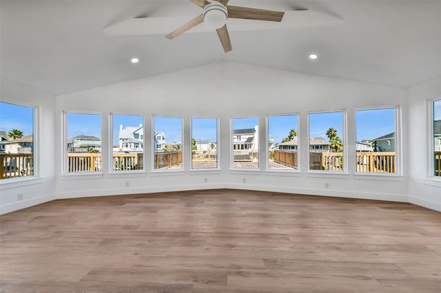 1326 Hawaii Drive, Tiki Island, TX 77554