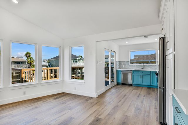 1326 Hawaii Drive, Tiki Island, TX 77554