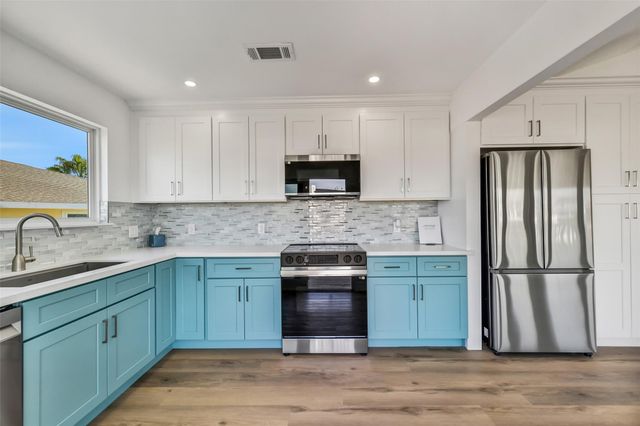 1326 Hawaii Drive, Tiki Island, TX 77554