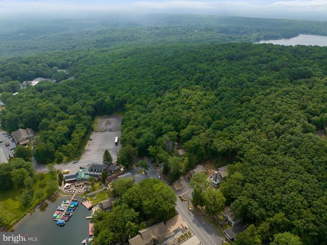 35 S LAKE DR, Lake Harmony, PA 18624