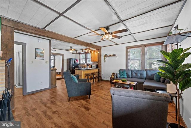 35 S LAKE DR, Lake Harmony, PA 18624