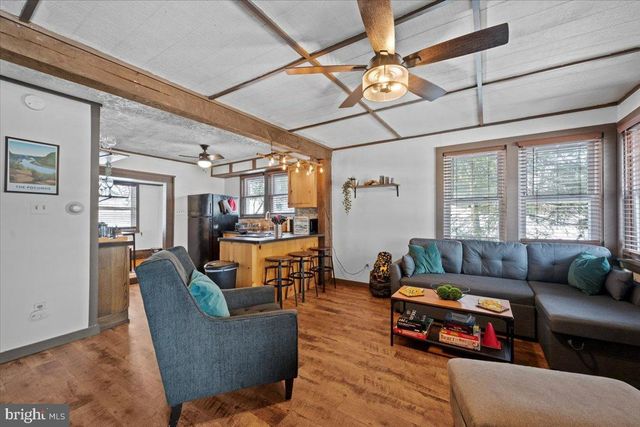 35 S LAKE DR, Lake Harmony, PA 18624