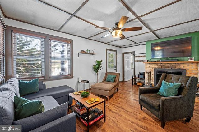 35 S LAKE DR, Lake Harmony, PA 18624