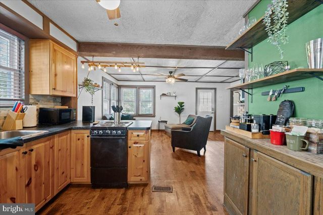 35 S LAKE DR, Lake Harmony, PA 18624