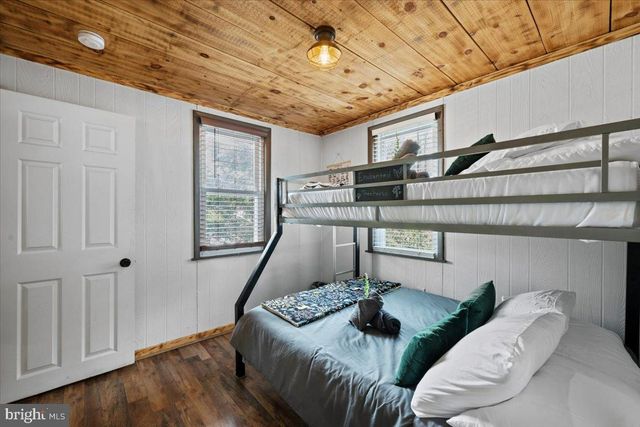 35 S LAKE DR, Lake Harmony, PA 18624