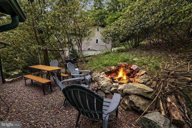 35 S LAKE DR, Lake Harmony, PA 18624