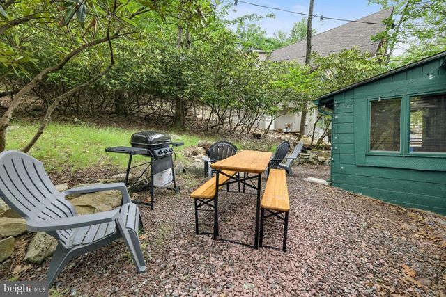 35 S LAKE DR, Lake Harmony, PA 18624