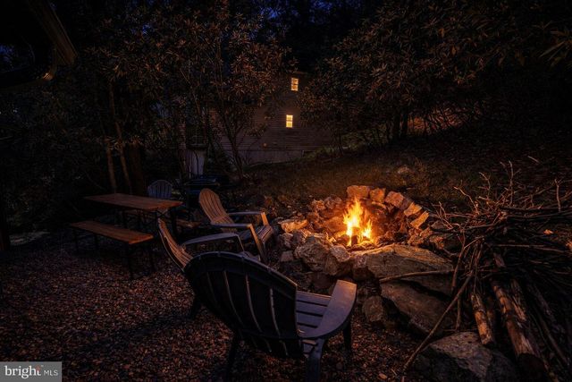 35 S LAKE DR, Lake Harmony, PA 18624