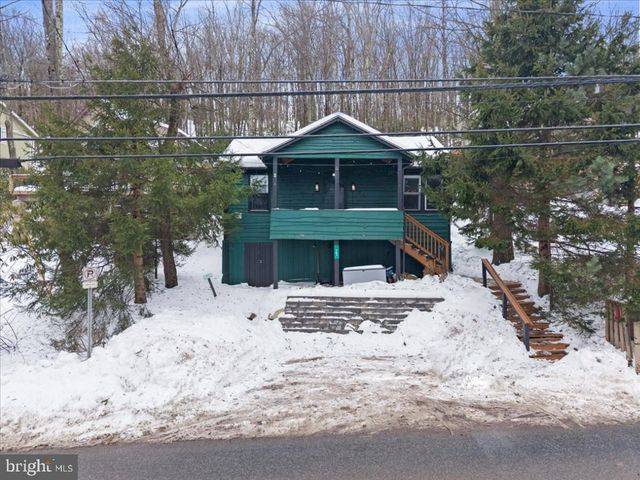 35 S LAKE DR, Lake Harmony, PA 18624