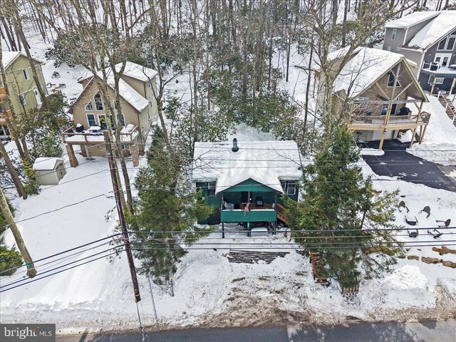 35 S LAKE DR, Lake Harmony, PA 18624