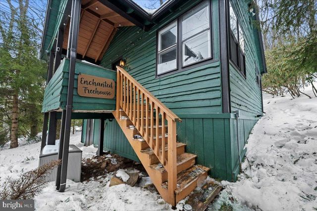 35 S LAKE DR, Lake Harmony, PA 18624