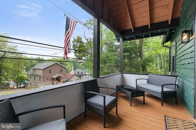 35 S LAKE DR, Lake Harmony, PA 18624