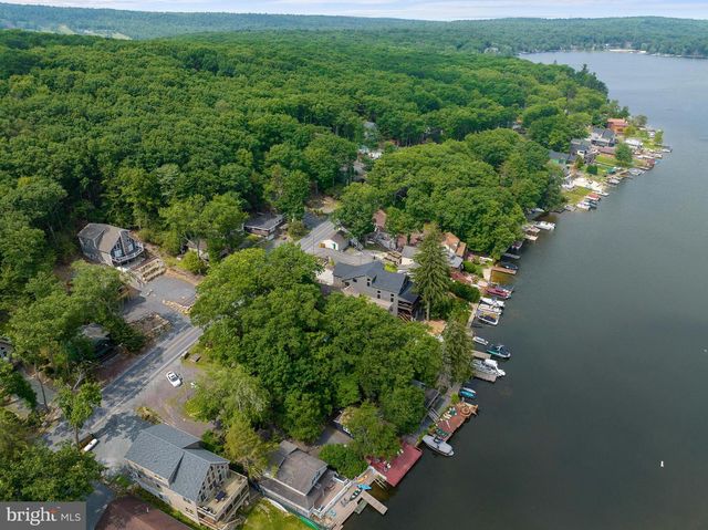 35 S LAKE DR, Lake Harmony, PA 18624