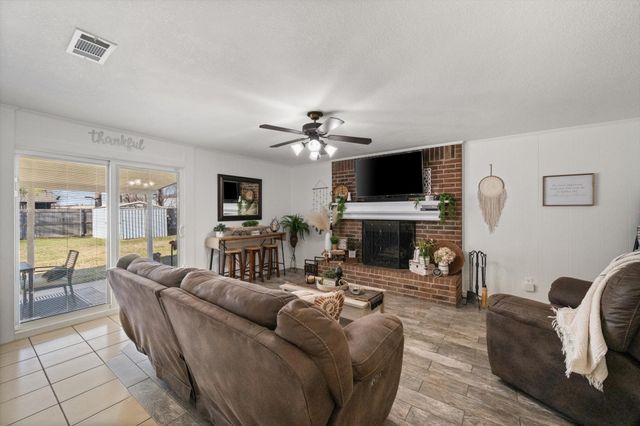 137 N Jessup Street, Alvarado, TX 76009