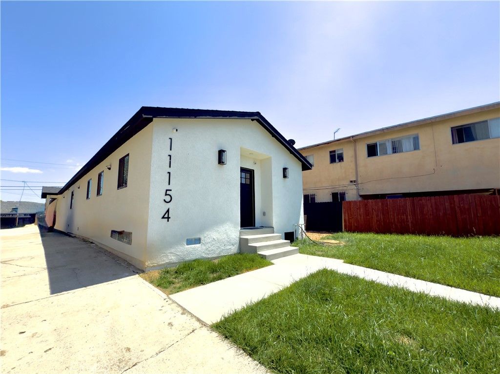 Image 1 of property listing at 11154 S Broadway, Los Angeles, CA 90061