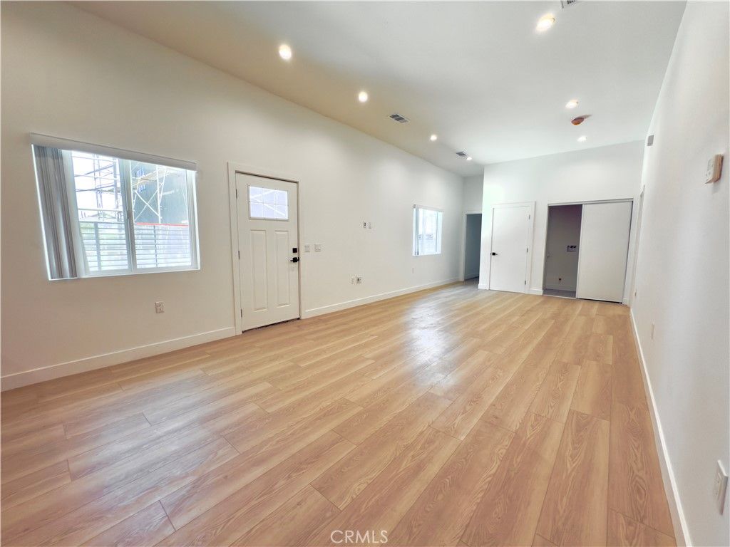 Image 10 of property listing at 11154 S Broadway, Los Angeles, CA 90061