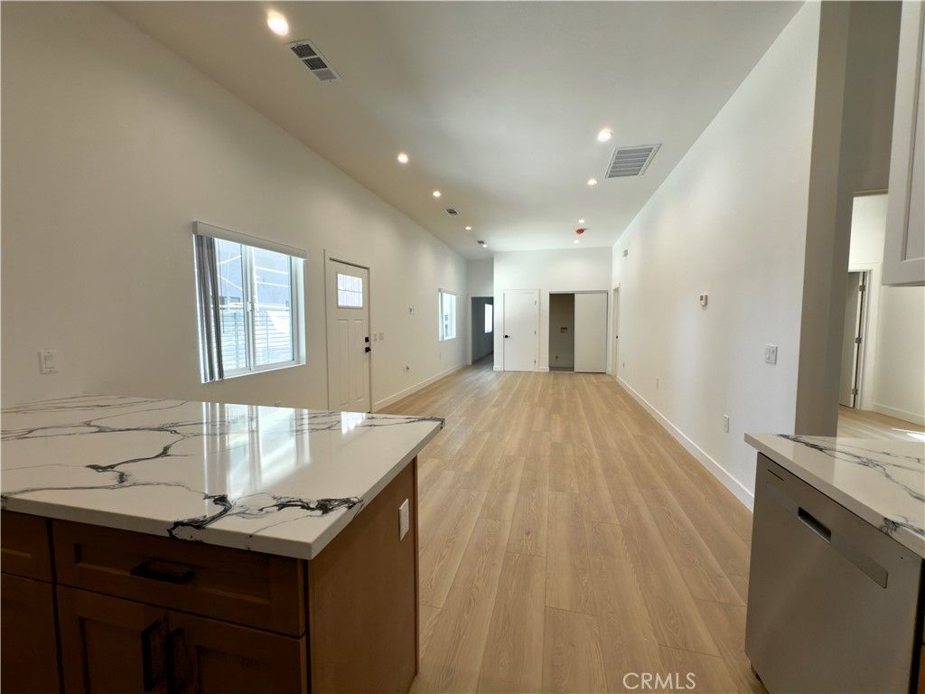 Image 11 of property listing at 11154 S Broadway, Los Angeles, CA 90061