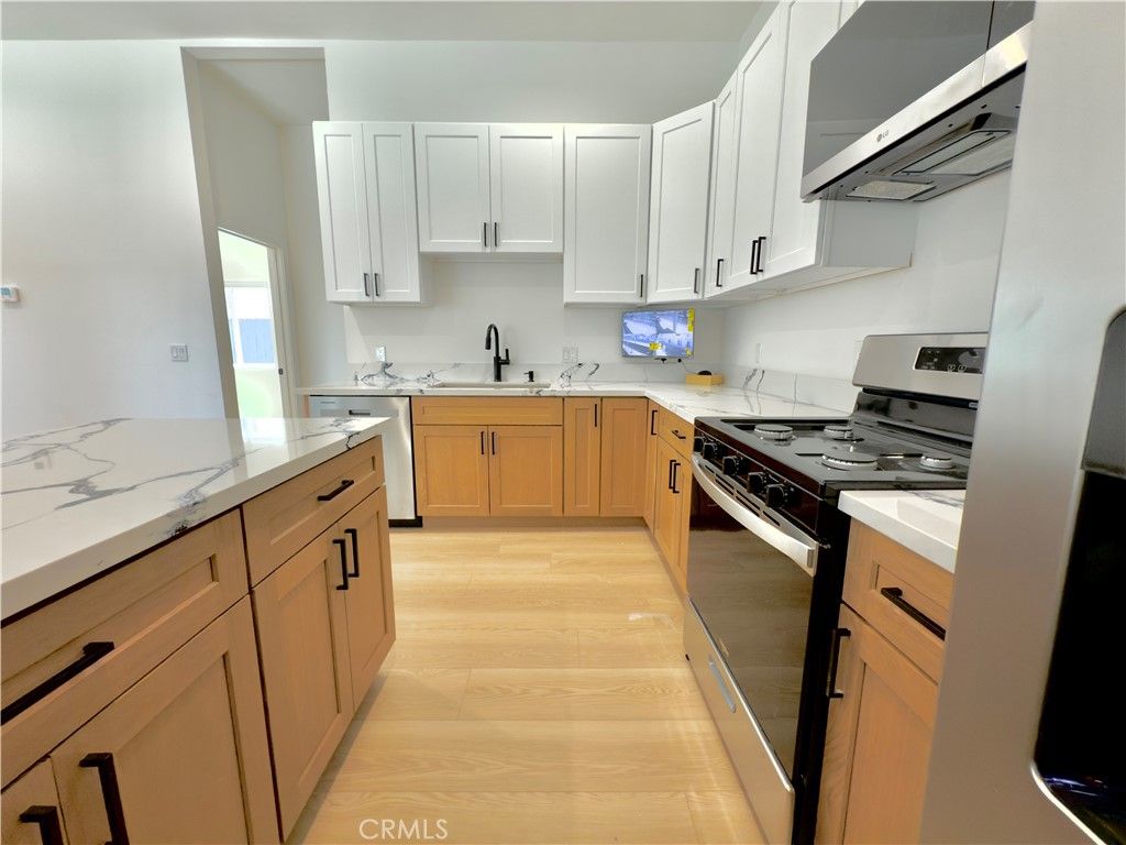 Image 12 of property listing at 11154 S Broadway, Los Angeles, CA 90061