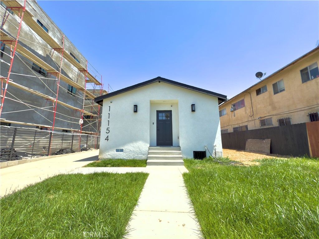 Image 2 of property listing at 11154 S Broadway, Los Angeles, CA 90061