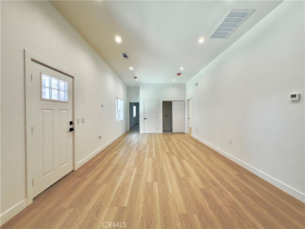 Image 3 of property listing at 11154 S Broadway, Los Angeles, CA 90061