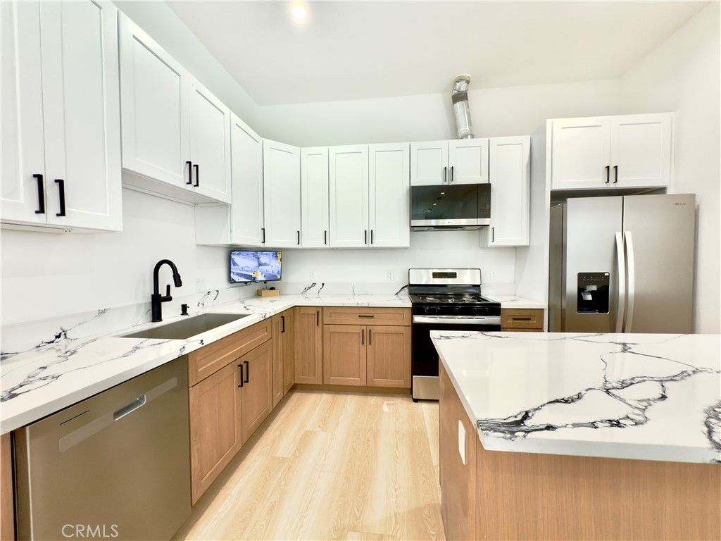 Image 4 of property listing at 11154 S Broadway, Los Angeles, CA 90061