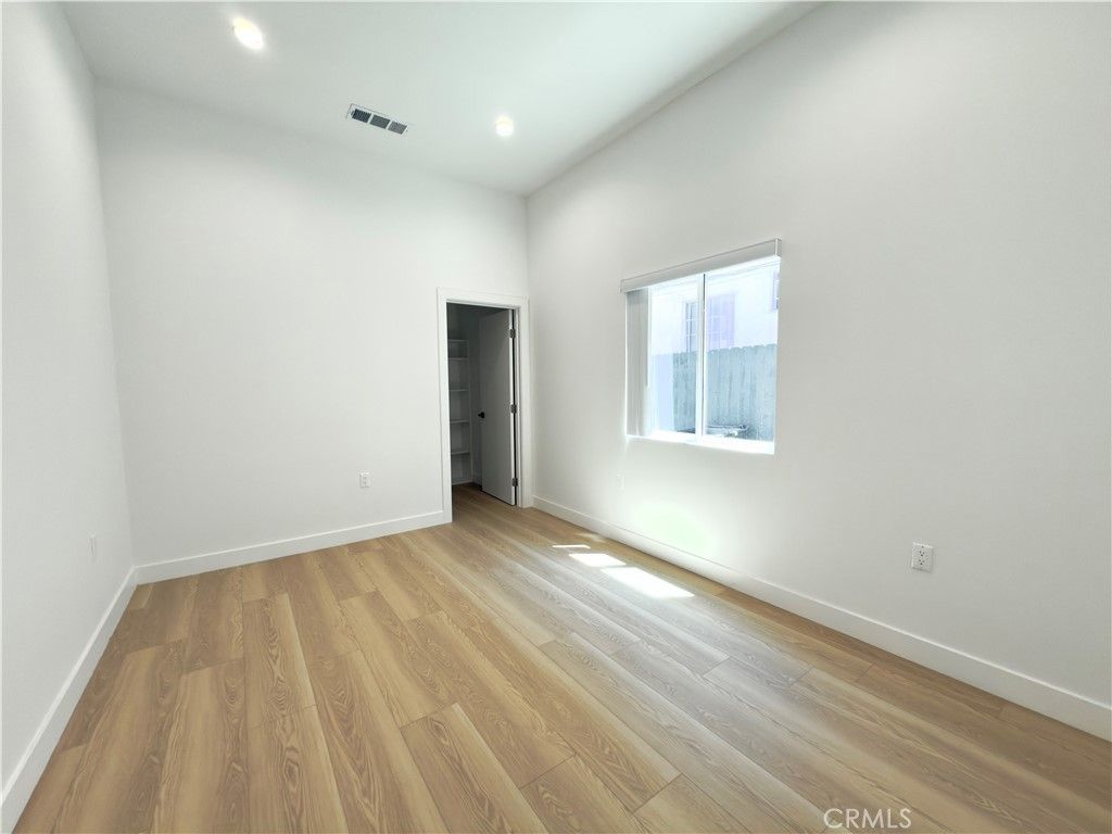 Image 5 of property listing at 11154 S Broadway, Los Angeles, CA 90061