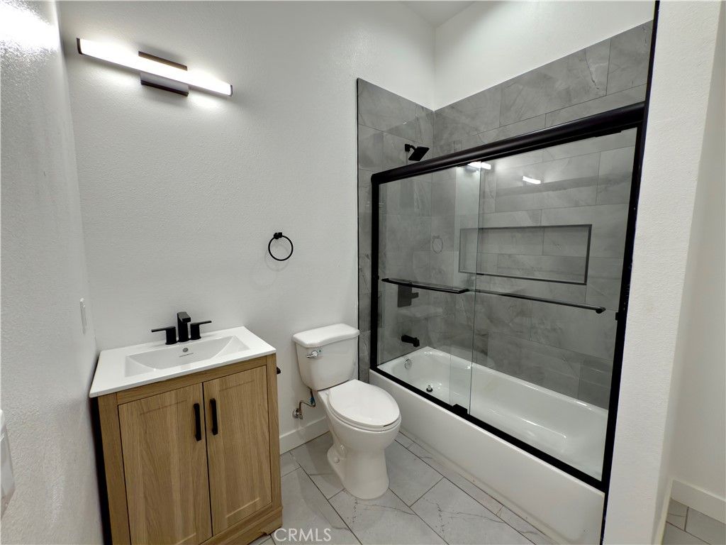 Image 8 of property listing at 11154 S Broadway, Los Angeles, CA 90061